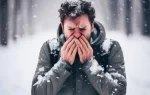 站在寒冷的雪中